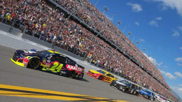 DAYTONA BEACH, FL - FEBRUARY 17: William Byron, driver of the #24 Axalta Chevrolet, leads the field during the start of the Monster Energy NASCAR Cup Series 61st Annual Daytona 500 at Daytona International Speedway on February 17, 2019 in Daytona Beach, Florida. (Photo by Chris Graythen/Getty Images)