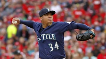 May 21, 2016; Cincinnati, OH, USA; Seattle Mariners starting pitcher Felix Hernandez (34) throws against the Cincinnati Reds during the second inning at Great American Ball Park. Mandatory Credit: David Kohl-USA TODAY Sports