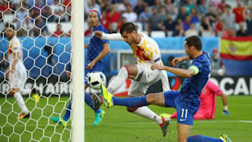 BORDEAUX, FRANCE - JUNE 21: Alvaro Morata (2nd R) of Spain scores the opening goal during the UEFA EURO 2016 Group D match between Croatia and Spain at Stade Matmut Atlantique on June 21, 2016 in Bordeaux, France. (Photo by Ian Walton/Getty Images)