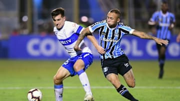 Chilean Universidad Catolica Juan Cornejo (L) vies for the ball with Brazil's Gremio footballer Everton Soares (R) during a Copa Libertadores football match at the San Carlos de Apoquindo Stadium in Santiago, on April 04, 2019. (Photo by MARTIN BERNETTI / AFP) (Photo credit should read MARTIN BERNETTI/AFP via Getty Images)