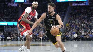 Klay Thompson of the Golden State Warriors drives to the bucket against Brandon Ingram of the New Orleans Pelicans (Photo by Thearon W. Henderson/Getty Images)