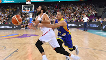 Ricky Rubio (L) of Spain vies with Andrei Mandache (R) of Romania during Group C of the FIBA Eurobasket 2017 mens basketball match between Spain and Romania in Cluj Napoca city September 4, 2017. / AFP PHOTO / DANIEL MIHAILESCU (Photo credit should read DANIEL MIHAILESCU/AFP/Getty Images)