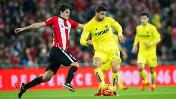 BILBAO, SPAIN - FEBRUARY 06: Mikel San Jose of Athletic Club Bilbao competes for the ball with Mateo Musacchio of Villarreal CF during the La Liga match between Athletic Club Bilbao and Villarreal CF at San Mames Stadium on February 6, 2016 in Bilbao, Spain. (Photo by Juan Manuel Serrano Arce/Getty Images)