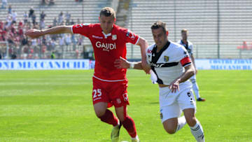 PARMA, ITALY - APRIL 21: Tobias Pachonik of FC Carpi competes for the ball with Emanuele Calaiò of Parma Calcio during the serie B match between Parma Calcio and Carpi FC at Stadio Ennio Tardini on April 21, 2018 in Parma, Italy. (Photo by Alessandro Sabattini/Getty Images)