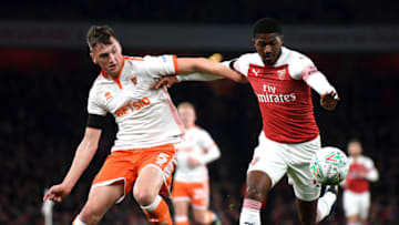 LONDON, ENGLAND - OCTOBER 31: Ainsley Maitland-Niles of Arsenal is challenged by Paudie O'Connor of Blackpool during the Carabao Cup Fourth Round match between Arsenal and Blackpool at Emirates Stadium on October 31, 2018 in London, England. (Photo by Shaun Botterill/Getty Images)