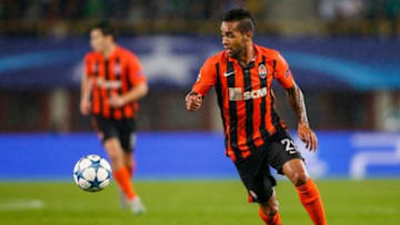 VIENNA, AUSTRIA - AUGUST 19: Alex Teixeira of Donetsk controls the ball during the UEFA Champions League: Qualifying Round Play Off First Leg match between SK Rapid Vienna and FC Shakhtar Donetsk on August 19, 2015 in Vienna, Austria. (Photo by Christian Hofer/Getty Images)