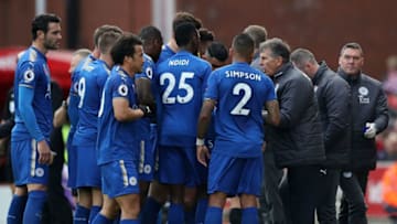 STOKE ON TRENT, ENGLAND - NOVEMBER 04: Claude Puel, Manager of Leicester City speaks to his players halfway through first half during the Premier League match between Stoke City and Leicester City at Bet365 Stadium on November 4, 2017 in Stoke on Trent, England. (Photo by Matthew Lewis/Getty Images)
