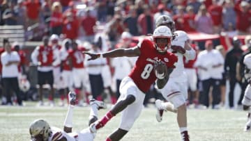 LOUISVILLE, KY - OCTOBER 14: Lamar Jackson #8 of the Louisville Cardinals runs for a 41-yard touchdown to tie the game in the fourth quarter against the Boston College Eagles at Papa John's Cardinal Stadium on October 14, 2017 in Louisville, Kentucky. Boston College won 45-42. (Photo by Joe Robbins/Getty Images)