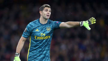 LONDON, ENGLAND - OCTOBER 03: Emiliano Martinez of Arsenal gives his team instructions during the UEFA Europa League group F match between Arsenal FC and Standard Liege at Emirates Stadium on October 03, 2019 in London, United Kingdom. (Photo by Julian Finney/Getty Images)