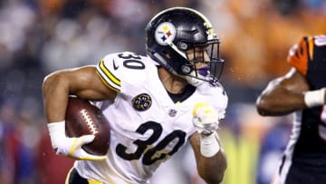 CINCINNATI, OH - DECEMBER 04: James Conner #30 of the Pittsburgh Steelers runs with the ball against the Cincinnati Bengals during the second half at Paul Brown Stadium on December 4, 2017 in Cincinnati, Ohio. (Photo by Andy Lyons/Getty Images)