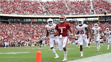 DALLAS, TX - OCTOBER 06: Kyler Murray #1 of the Oklahoma Sooners runs for a touchdown against the Texas Longhorns in the fourth quarter of the 2018 AT&T Red River Showdown at Cotton Bowl on October 6, 2018 in Dallas, Texas. (Photo by Ronald Martinez/Getty Images)