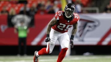 Nov 30, 2014; Atlanta, GA, USA; Atlanta Falcons strong safety William Moore (25) runs to the ball against the Arizona Cardinals in the fourth quarter at the Georgia Dome. The Falcons defeated the Cardinals 29-18. Mandatory Credit: Brett Davis-USA TODAY Sports