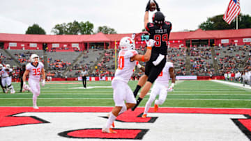 PISCATAWAY, NJ - OCTOBER 06: Travis Vokolek #89 of the Rutgers Scarlet Knights catches a touchdown against Sydney Brown #30 of the Illinois Fighting Illini during the second quarter at HighPoint.com Stadium on October 6, 2018 in Piscataway, New Jersey. (Photo by Corey Perrine/Getty Images)