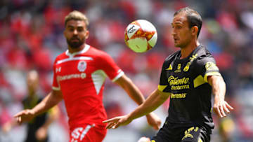 TOLUCA, MEXICO - JULY 22: Pedro Canelo #25 of Toluca struggles for the ball with Emanuel Loeschbor #17 of Morelia during the 1st round match between Toluca and Morelia as part of the Torneo Apertura 2018 Liga MX at Nemesio Diez Stadium on July 22, 2018 in Toluca, Mexico. (Photo by Hector Vivas/Getty Images)