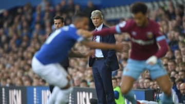 LIVERPOOL, ENGLAND - SEPTEMBER 16: Everton manager Marco Silva (l) and West Ham manager Manuel Pellegrini look on from the sideline during the Premier League match between Everton FC and West Ham United at Goodison Park on September 16, 2018 in Liverpool, United Kingdom. (Photo by Stu Forster/Getty Images)