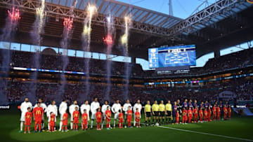 Real Madrid (L) and Barcelona (R) teams pose during their International Champions Cup football match at Hard Rock Stadium on July 29, 2017 in Miami, Florida.Barcelona won 3-2. / AFP PHOTO / HECTOR RETAMAL (Photo credit should read HECTOR RETAMAL/AFP/Getty Images)