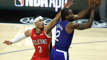Kawhi Leonard #2 of the LA Clippers makes a shot past the defense of Josh Hart #3 of the New Orleans Pelicans (Photo by Sean M. Haffey/Getty Images)
