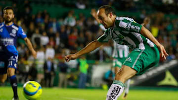 LEON, MEXICO - FEBRUARY 10: Landon Donovan of Leon kicks the ball during the 6th round match between Leon and Puebla as part of the Torneo Clausura 2018 Liga MX at Leon Stadium on February 10, 2018 in Leon, Mexico. (Photo by Cesar Gomez/Jam Media/Getty Images)