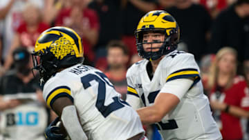 Michigan Wolverines quarterback Cade McNamara (12) hands off the ball (Dylan Widger-USA TODAY Sports)