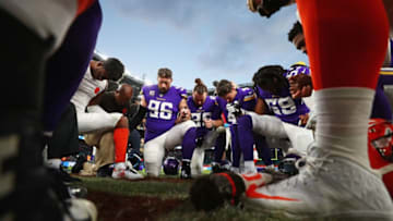 LONDON, ENGLAND - OCTOBER 29: Both teams pray after the NFL International Series match between Minnesota Vikings and Cleveland Browns at Twickenham Stadium on October 29, 2017 in London, England. (Photo by Naomi Baker/Getty Images)