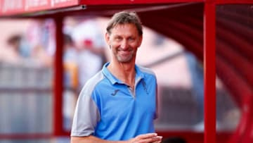 GRANADA, SPAIN - APRIL 16: Head coach Tony Adams of Granada CF smiles as he comes from the bench before the La Liga match between Granada CF and Real Club Celta de Vigo at Estadio Nuevo Los Carmenes on April 16, 2017 in Granada, Spain. (Photo by Gonzalo Arroyo Moreno/Getty Images)