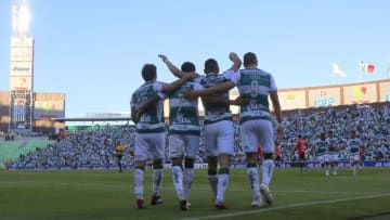 TORREON, MEXICO - SEPTEMBER 23: Jonathan Rodriguez of Santos celebrates with his teammates after scoring the opening goal during the 10th round match between Santos Laguna and Veracruz as part of the Torneo Apertura 2018 Liga MX at Corona Stadium on September 23, 2018 in Torreon, Mexico. (Photo by Manuel Guadarrama/Getty Images)
