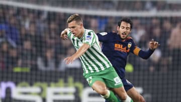 SEVILLE, SPAIN - FEBRUARY 07: Daniel Parejo of Valencia CF duels for the ball with Giovani Lo Celso of Real Betis during the Copa del Semi Final first leg match between Real Betis and Valencia at Estadio Benito Villamarin on February 07, 2019 in Seville, Spain. (Photo by Aitor Alcalde/Getty Images)