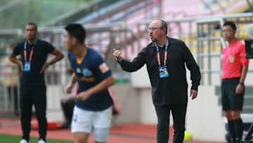 Dalian Pro coach Rafael Benitez (R) gestures to players during their Chinese Super League football match against Guangzhou R&F in Dalian, in China's northeast Liaoning province on August 16, 2020. (Photo by STR / AFP) / China OUT (Photo by STR/AFP via Getty Images)