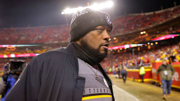 NFL Free Agency: Head Coach Mike Tomlin of the Pittsburgh Steelers looks on before the game against the Kansas City Chiefs in the NFC Wild Card Playoff game at Arrowhead Stadium on January 16, 2022 in Kansas City, Missouri. (Photo by David Eulitt/Getty Images)