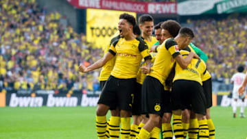 DORTMUND, GERMANY - OCTOBER 06: Paco Alcacer of Borussia Dortmund celebrates scoring the goal to the 4:3 during the Bundesliga match between Borussia Dortmund and FC Augsburg at the Signal Iduna Park on October 06, 2018 in Dortmund, Germany. (Photo by Alexandre Simoes/Borussia Dortmund/Getty Images)