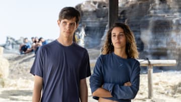 WELCOME TO EDEN (L to R) DIEGO GARISA as IBON, AMAIA ABERASTURI as ZOA in BIENVENIDOS A EDÉN. Cr. LUCIA FARAIG/NETFLIX © 2022