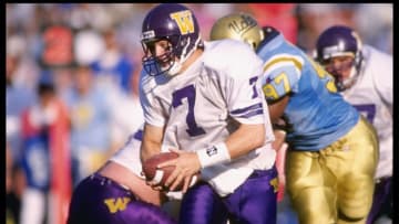 11 Nov 1995: Quarterback Damon Huard of the Washington Huskies hands off the ball during a game against the California at Los Angeles Bruins at the Rose Bowl in Pasadena, California. Washington won the game 38-14. Mandatory Credit: Stephen Dunn /Allspo