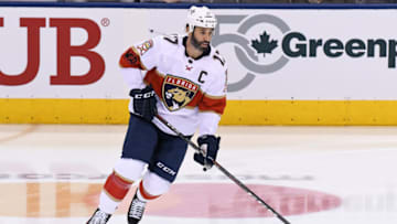 TORONTO, ON - FEBRUARY 20: Florida Panthers Center Derek MacKenzie (17) in warm ups prior to the regular season NHL game between The Florida Panthers and Toronto Maple Leafs on February 20, 2018 at Air Canada Centre in Toronto, ON. (Photo by Gerry Angus/Icon Sportswire via Getty Images)