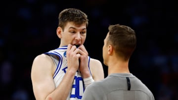 Duke basketball forward Kyle Filipowski and head coach Jon Scheyer (Photo by Kevin Sabitus/Getty Images)