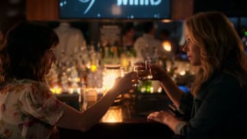 DEAD TO ME (L to R) LINDA CARDELLINI as JUDY HALE, CHRISTINA APPLEGATE as JEN HARDING in episode 4 of DEAD TO ME. Cr. Courtesy of Netflix/©NETFLIX 2020