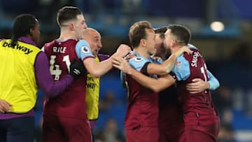 LONDON, ENGLAND - NOVEMBER 30: Declan Rice and Mark Noble and Robert Snodgrass of West Ham United celebrate with teammates at full time of the Premier League match between Chelsea FC and West Ham United at Stamford Bridge on November 30, 2019 in London, United Kingdom. (Photo by James Williamson - AMA/Getty Images)