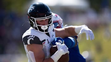 Cincinnati Bearcats tight end Josh Whyle carries the ball against the SMU Mustangs. The Enquirer.