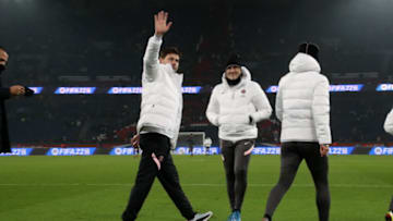 Head coach Mauricio Pochettino of Paris Saint-Germain reacts with fans after the match against FC Nantes at Parc des Princes on November 20, 2021 in Paris, France. (Photo by Xavier Laine/Getty Images)