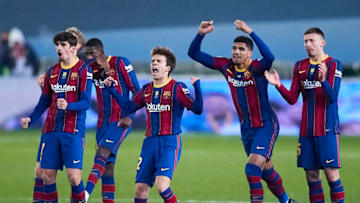 Players of FC Barcelona celebrate. (Photo by Fran Santiago/Getty Images)