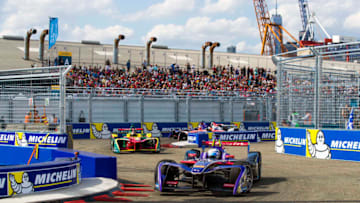 NEW YORK, NY - JULY 15: Sam Bird (GBR), DS Virgin Racing, Spark-Citroen, Virgin DSV-02. leads Daniel Abt (GER), ABT Schaeffler Audi Sport, Spark-Abt Sportsline, ABT Schaeffler FE02 during the New York City ePrix, ninth round of the 2016/17 FIA Formula E Series on July 15, 2017 in Brooklyn, New York City, NY, USA. (Photo by Sam Bloxham/LAT Images)