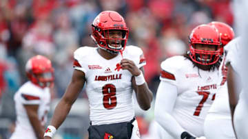 JACKSONVILLE, FL - DECEMBER 30: Lamar Jackson #8 of the Louisville Cardinals directs the offense in the first half of the TaxSlayer Bowl against the Mississippi State Bulldogs at EverBank Field on December 30, 2017 in Jacksonville, Florida. (Photo by Joe Robbins/Getty Images)