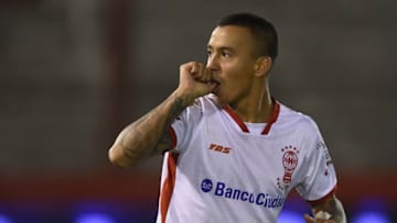 BUENOS AIRES, ARGENTINA - MAY 27: Alejandro Romero Gamarra celebrates after scoring the equalizer during a match between Huracan and Boca Juniors as part of Torneo Primera Division 2016/17 at Tomas Adolfo Duco Stadium on May 27, 2017 in Buenos Aires, Argentina. (Photo by Marcelo Endelli/LatinContent/Getty Images)
