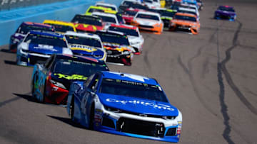 AVONDALE, AZ - MARCH 11: Kyle Larson, driver of the #42 Credit One Bank Chevrolet, leads a pack of cars during the Monster Energy NASCAR Cup Series TicketGuardian 500 at ISM Raceway on March 11, 2018 in Avondale, Arizona. (Photo by Robert Laberge/Getty Images)