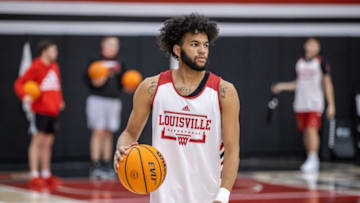 U of L's Ashton Myles-Devore warms up during a U of L basketball practice during Tuesday's Media Day. Oct. 19, 2021As 7068 Uofl Basketball Strupp