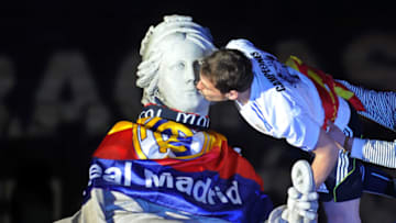MADRID, SPAIN - APRIL 21: Iker Casillas of Real Madrid kisses the Cibeles statue on April 21, 2011 in Madrid, Spain. Real beat Barcelona 1-0 in the Copa del Rey final in Valencia's Mestalla stadium on April 20. (Photo by Denis Doyle/Getty Images)
