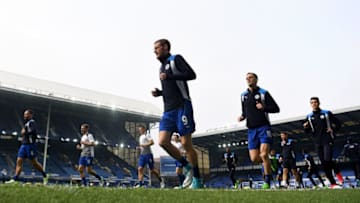 LIVERPOOL, ENGLAND - APRIL 09: Jamie Vardy of Leicester City warms up with team mates prior to the Premier League match between Everton and Leicester City at Goodison Park on April 9, 2017 in Liverpool, England. (Photo by Michael Regan/Getty Images)