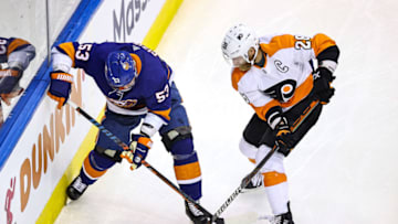 Claude Giroux, Philadelphia Flyers and Casey Cizikas, New York Islanders (Photo by Elsa/Getty Images)