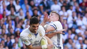 MADRID, SPAIN - APRIL 08: Pepe (L) of Real Madrid CF clashes with his teammate Toni Kroos (R) during the La Liga match between Real Madrid CF and Club Atletico de Madrid at Estadio Santiago Bernabeu on April 8, 2017 in Madrid, Spain. (Photo by Gonzalo Arroyo Moreno/Getty Images)