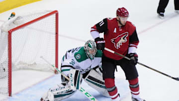 Mar 24, 2016; Glendale, AZ, USA; Arizona Coyotes center Martin Hanzal (11) screens Dallas Stars goalie Kari Lehtonen (32) during the second period at Gila River Arena. Mandatory Credit: Matt Kartozian-USA TODAY Sports