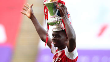 LONDON, ENGLAND - AUGUST 01: Bukayo Saka of Arsenal celebrates with the Heads Up Emirates FA Cup Trophy following his team's victory in the FA Cup Final match between Arsenal and Chelsea at Wembley Stadium on August 01, 2020 in London, England. Football Stadiums around Europe remain empty due to the Coronavirus Pandemic as Government social distancing laws prohibit fans inside venues resulting in all fixtures being played behind closed doors. (Photo by Marc Atkins/Getty Images)